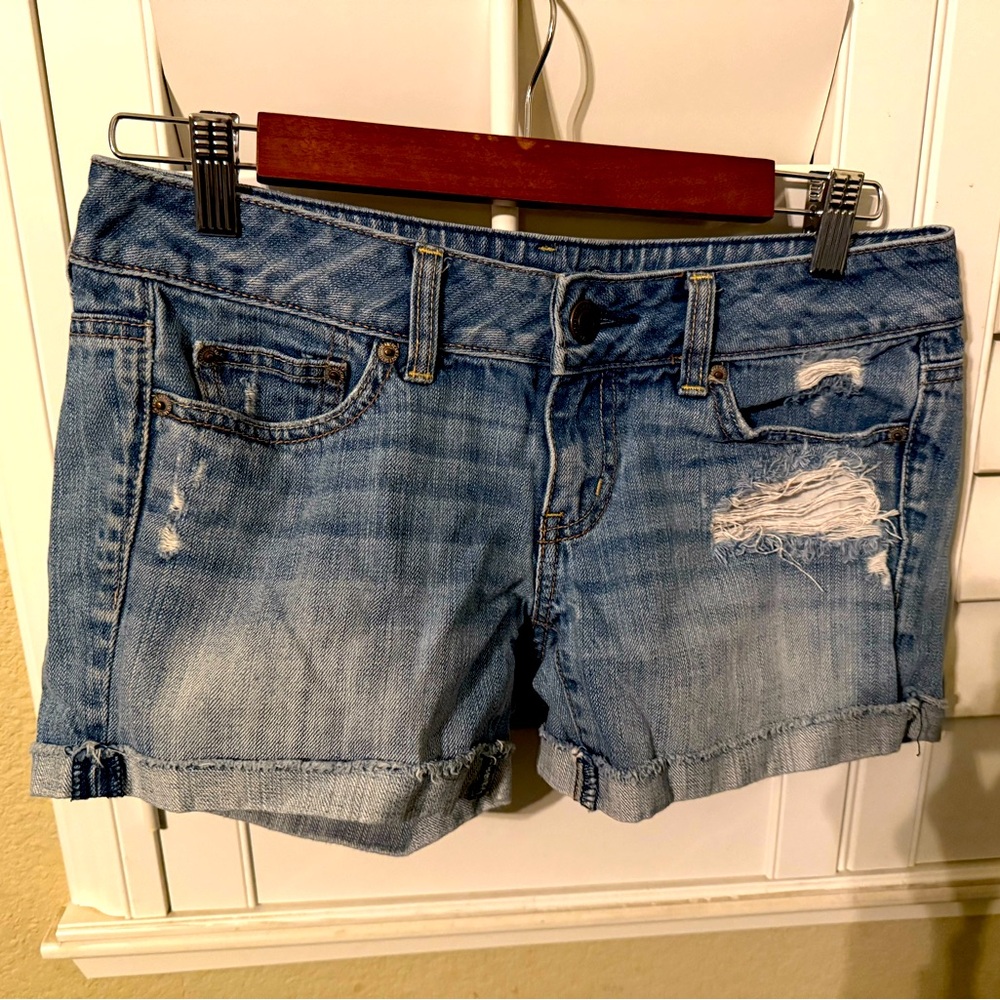 American Eagle Jean Shorts Women’s Size 2 Light Blue Color